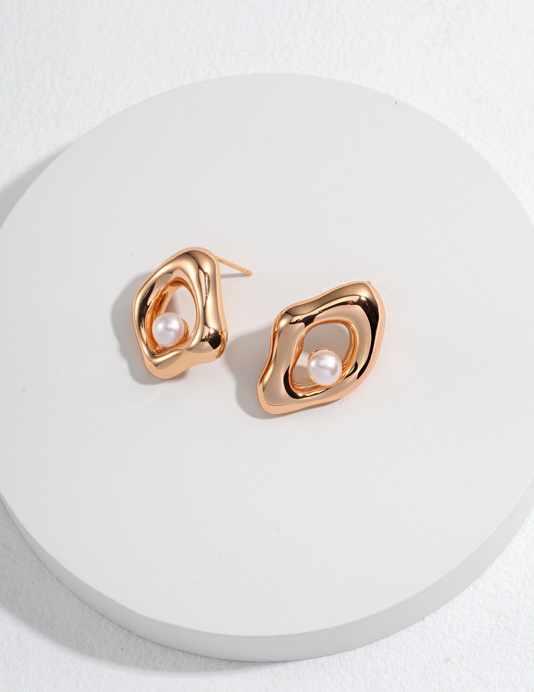 Asymmetric Gold Shape with Freshwater Pearl Stud