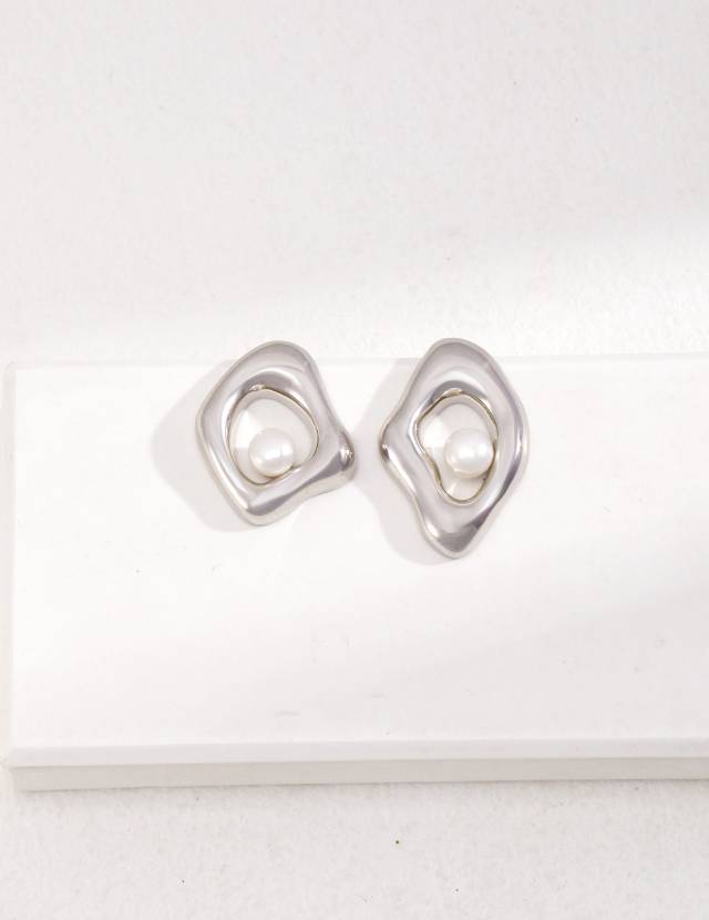 Asymmetric Gold Shape with Freshwater Pearl Stud